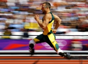 开云体育APP下载-赛道上的红色闪电，阿隆索高光时刻，法拉利绝杀迈凯伦