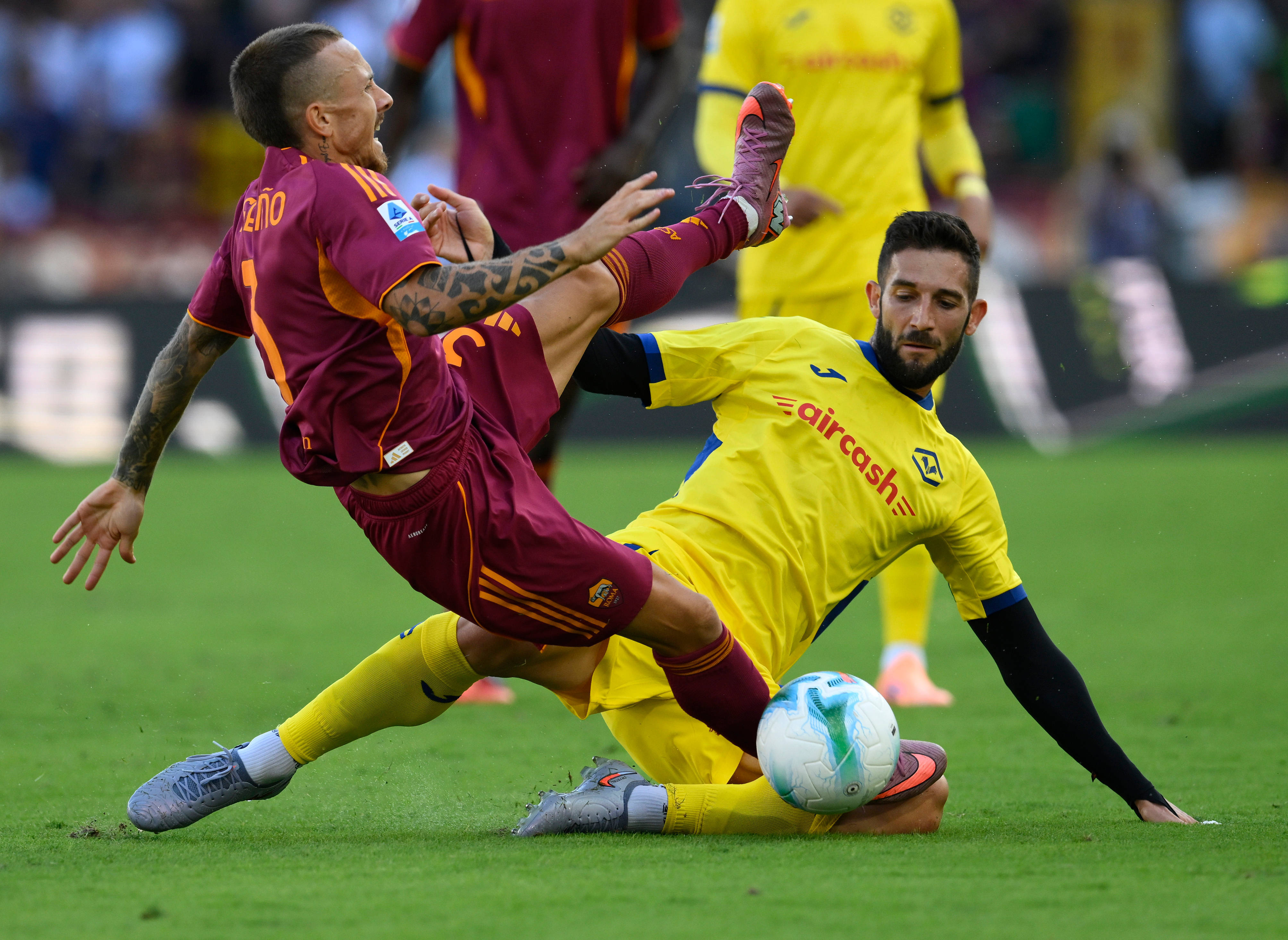 包含意大利足球联赛进行激烈角逐的词条