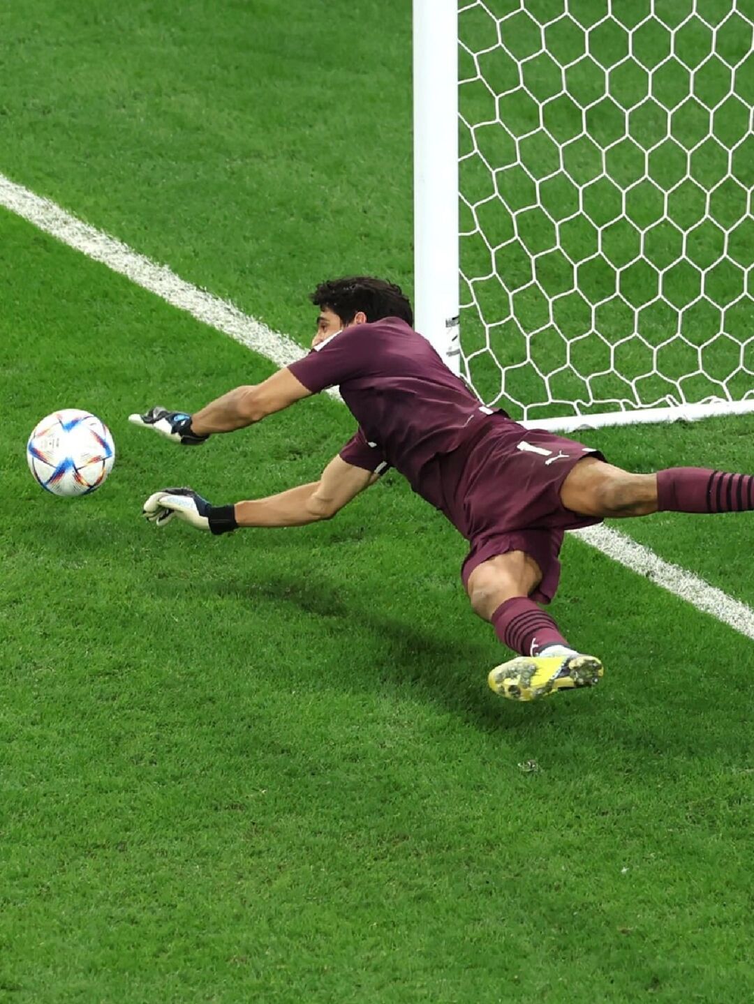 红牛营利尔士城门将贝基奇神勇扑救 红牛营利尔士城门将贝基奇神勇扑救