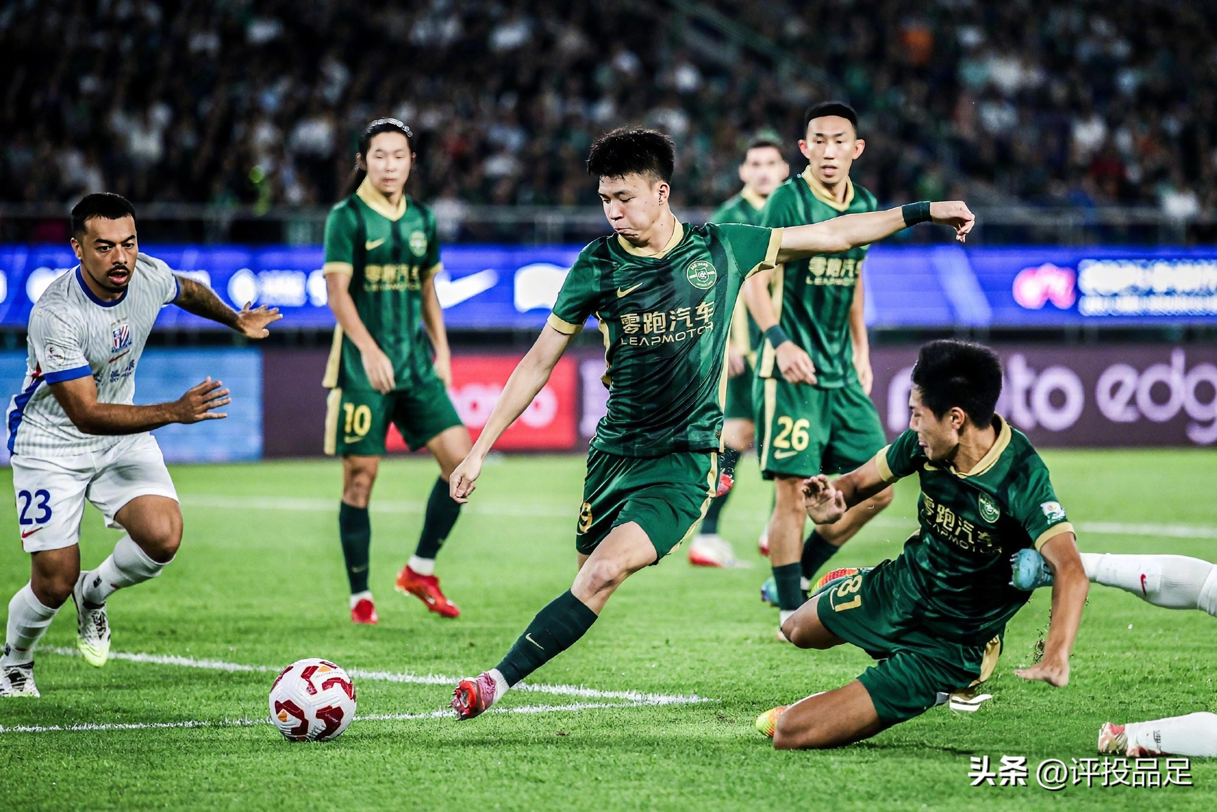 足球联赛榜首之争激烈,球队夺冠希望渐起的简单介绍 足球联赛榜首之争激烈,球队夺冠希望渐起的简单介绍