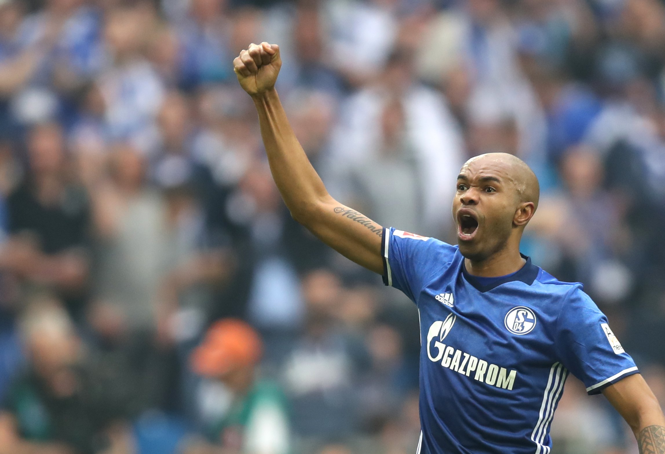 包含沙尔克04在赛场上表现出色领先对手的词条