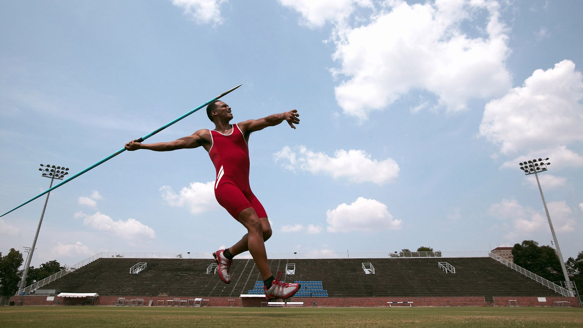 引擎轰鸣与冷静掌控，F1新赛季揭幕战之夜，哈利伯顿的不掉线哲学