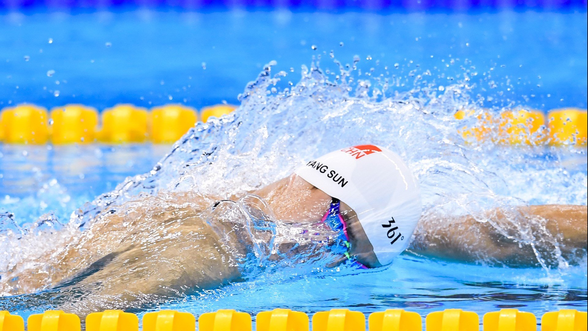 绿茵与赛道，当拜仁争冠战驶出安联，穆勒在F1银幕接管比赛